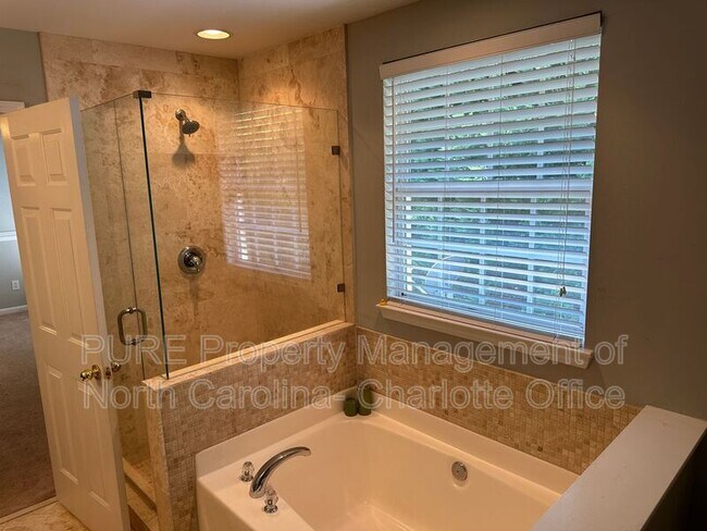 Building Photo - 6033 Queens Walk Ct
