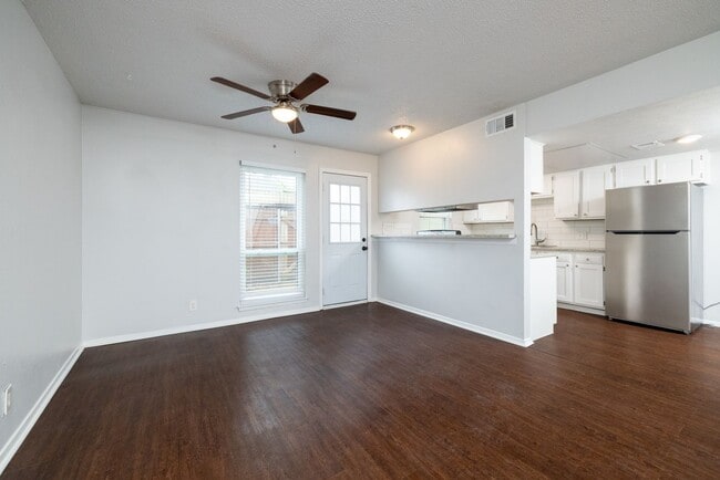 Building Photo - Remodeled Townhome with Granite & Stainless appliances