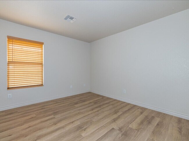 Building Photo - 3 Bedroom 2 Bathroom with Den