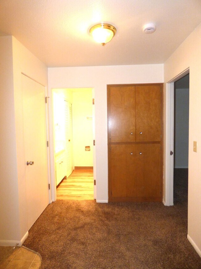 Building Photo - Rent Special: 1/2 Off April's Rent!! - Downstairs 2 Bedroom Unit