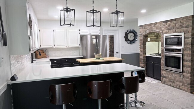Building Photo - Remarkable 4 bed 2.5 bath w/ basement in Siloam Springs