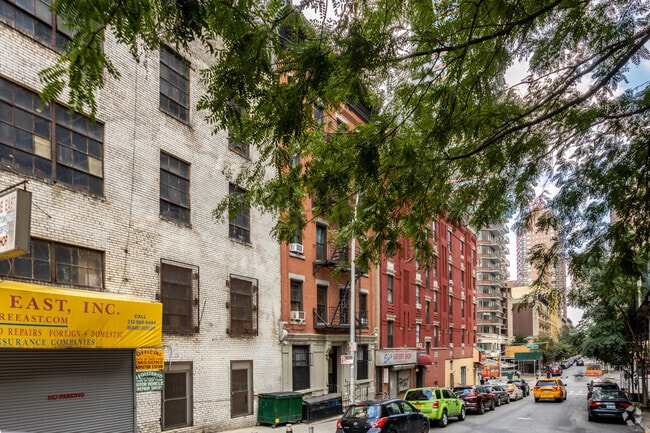 Building Photo - 245 E 94th St