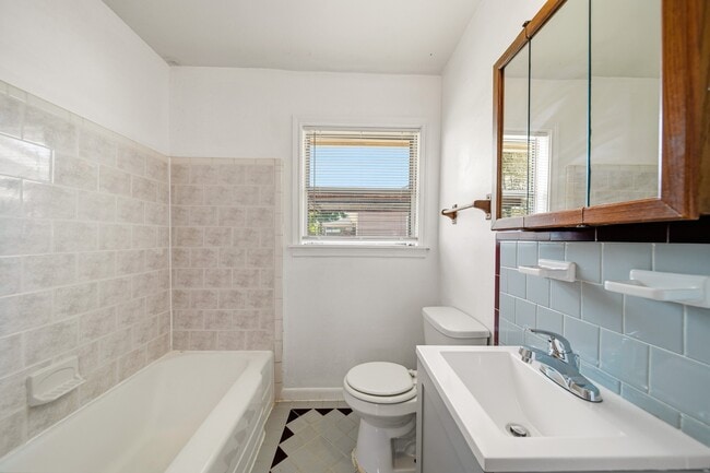 Building Photo - 602 N Circle Dr