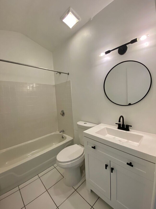 Building Photo - 451 Warner St