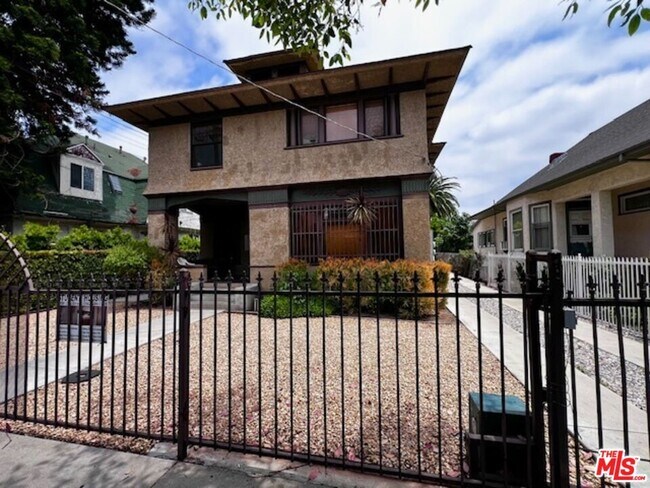 Building Photo - 2108 Oak St