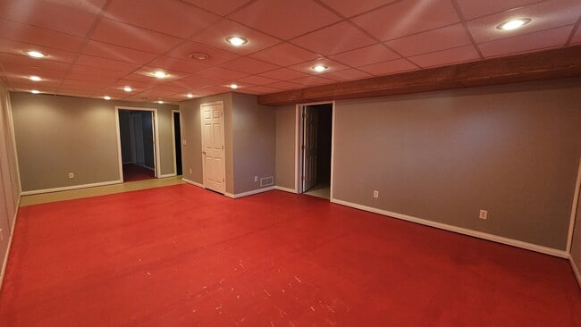 Building Photo - 560 Little Creek Dr