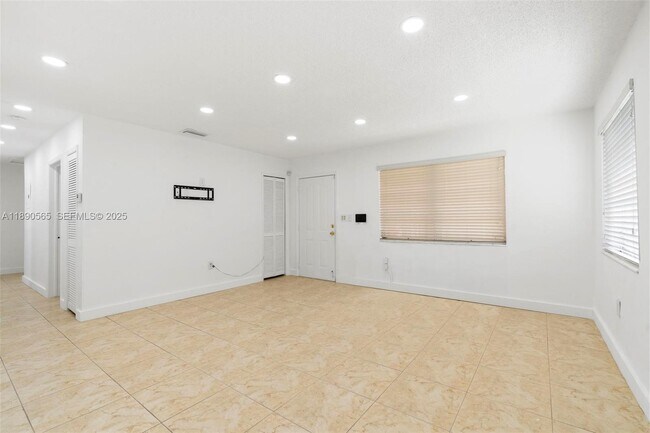 Building Photo - 5633 SW 40th St