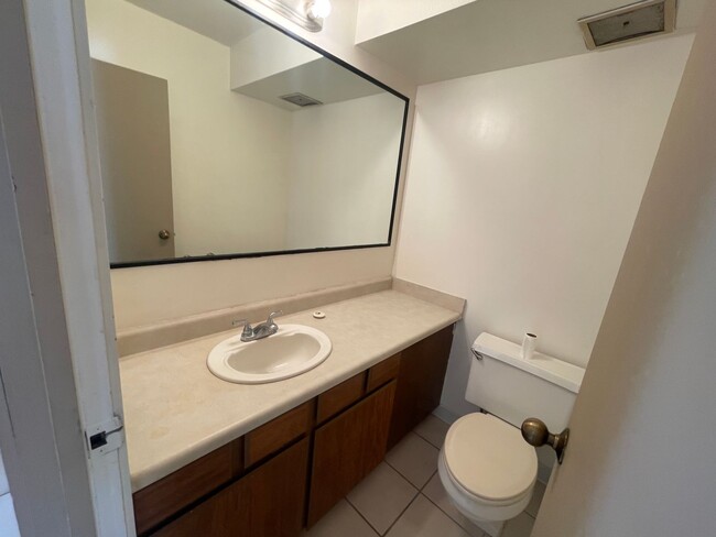 Building Photo - 2 Bedroom 1.5 Bathroom at Keoni Ana Waikik...