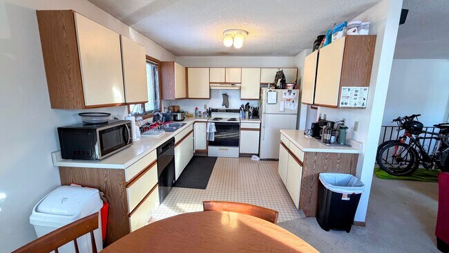 Building Photo - Spacious 3-Bedroom just off Como Ave!