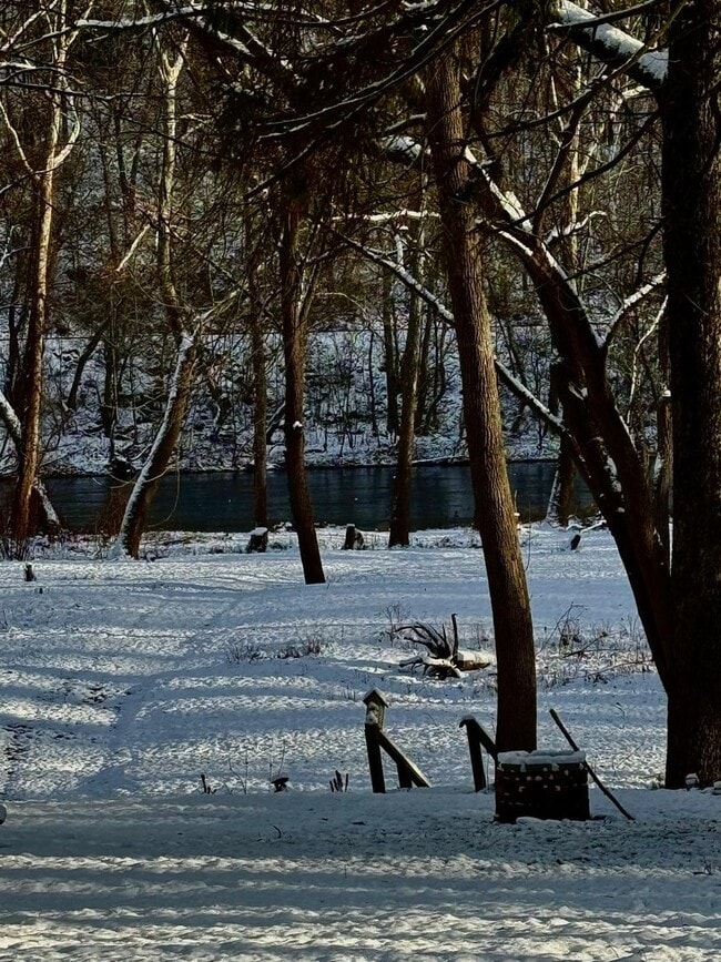 Building Photo - Riverfront home in a quiet spot, 3 acres, ...
