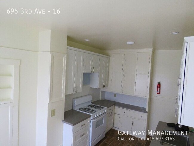 Building Photo - Very large top corner 1 bdrm new kitchen, ...