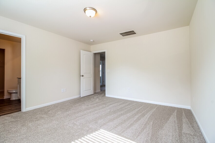 Building Photo - 246 Wadsworth Rd