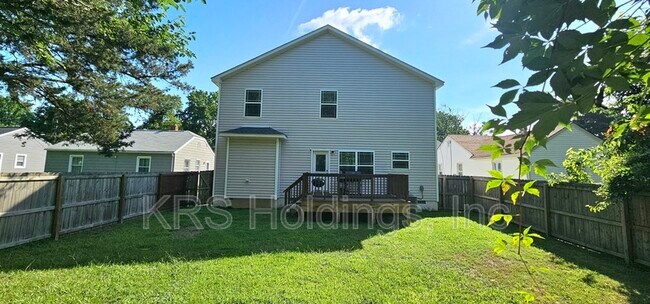 Building Photo - 635 Bell St