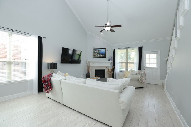Building Photo - 19 Canterborough Pl