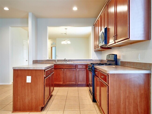 Building Photo - 1426 S Maple Dr