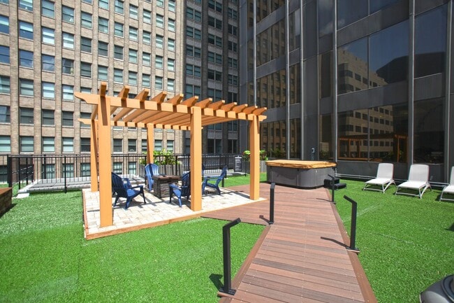 Building Photo - Gallery 720