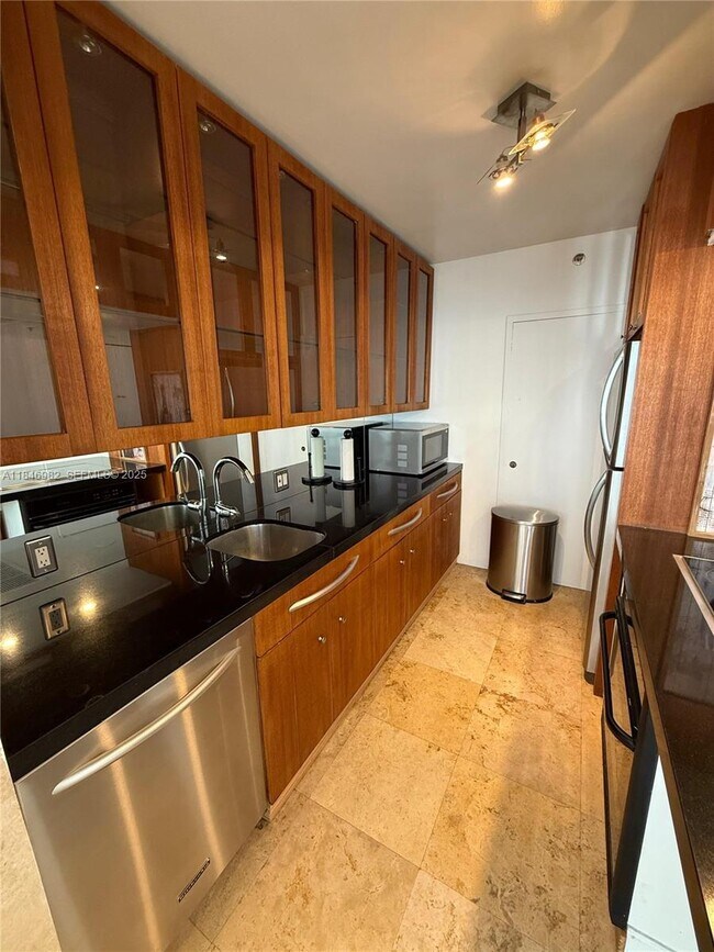 Building Photo - 100 Lincoln Rd