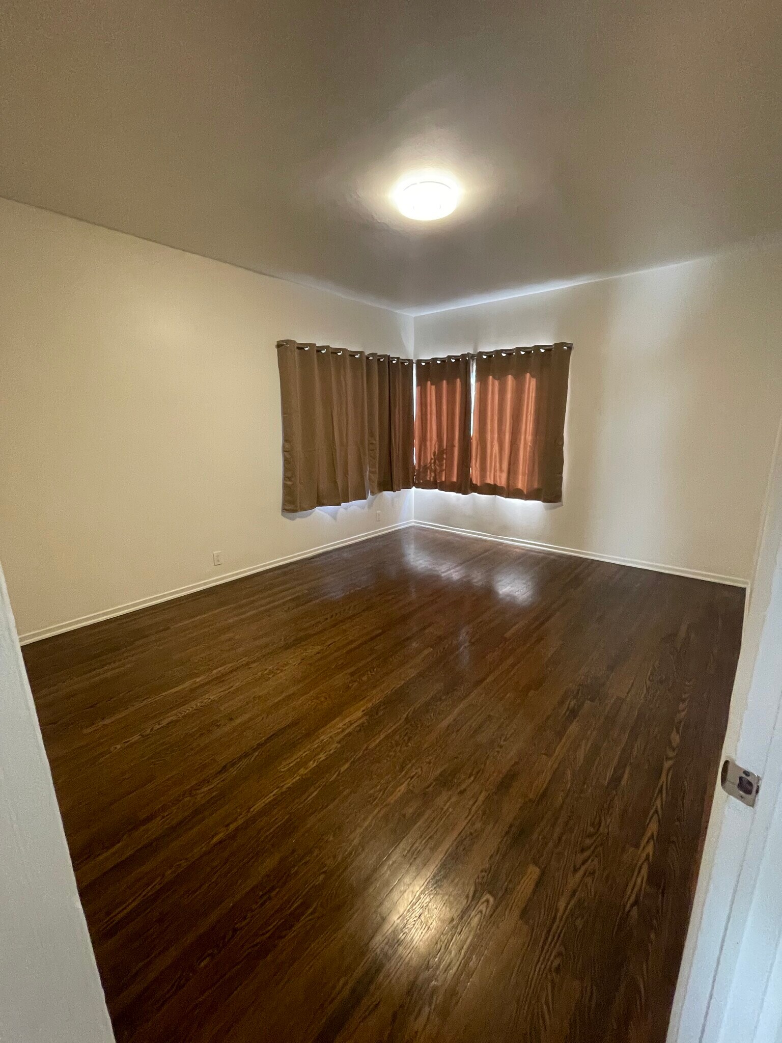 Building Photo - 3043 Hollycrest Dr