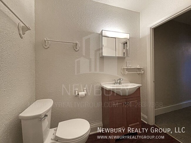 Building Photo - 39 Hickory St