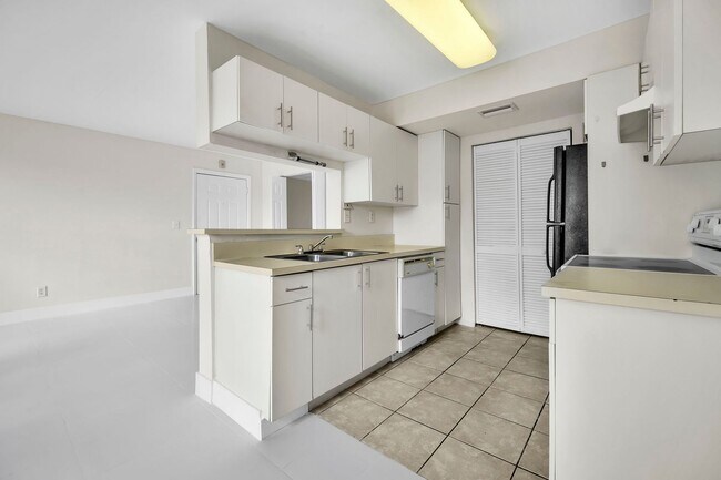 Building Photo - Cozy 2/1 Home in Sunrise!