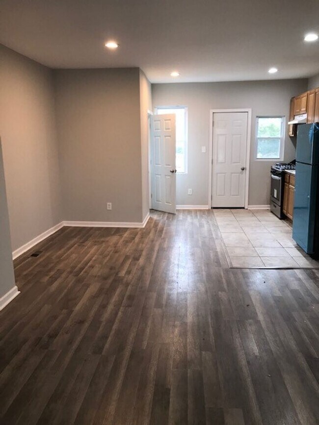 Building Photo - Large West Oak Lane home