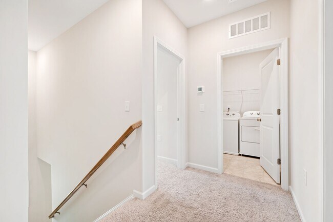 Building Photo - 413 Sunny Flds Dr