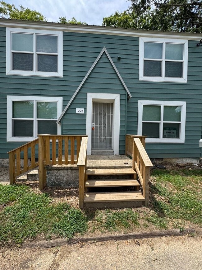 Primary Photo - 1224 School St