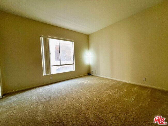 Building Photo - 4830 Elmwood Ave