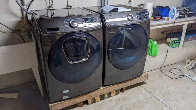 Building Photo - Mountain Living / Easy Commute Location