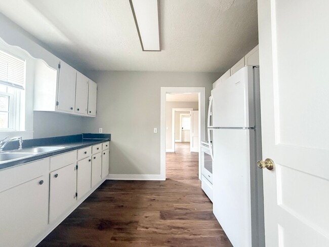 Building Photo - Single-Level 1-Bedroom Duplex with Yard and Covered Porch in Sparta