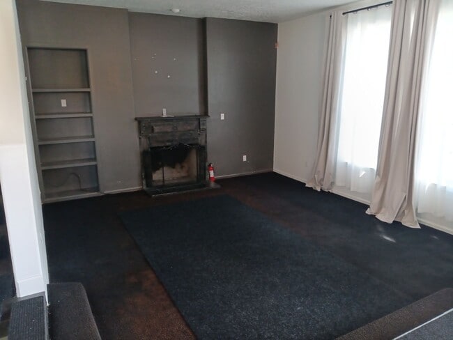 Building Photo - 3 Bedroom, 2.5 Bathroom Home! Schedule a S...