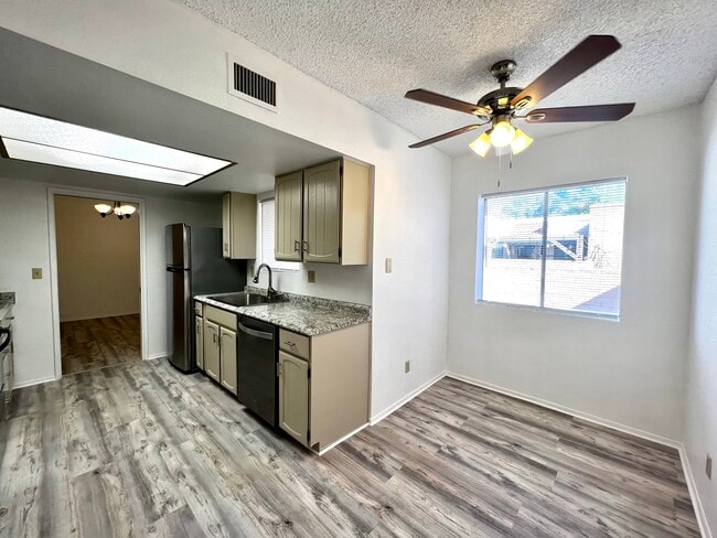 Building Photo - 2024 S Birdie Cir