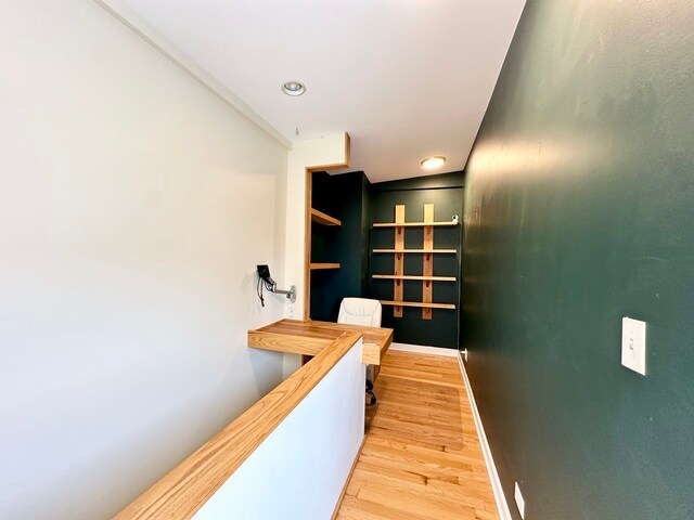 Building Photo - 4240 N Kenmore Ave