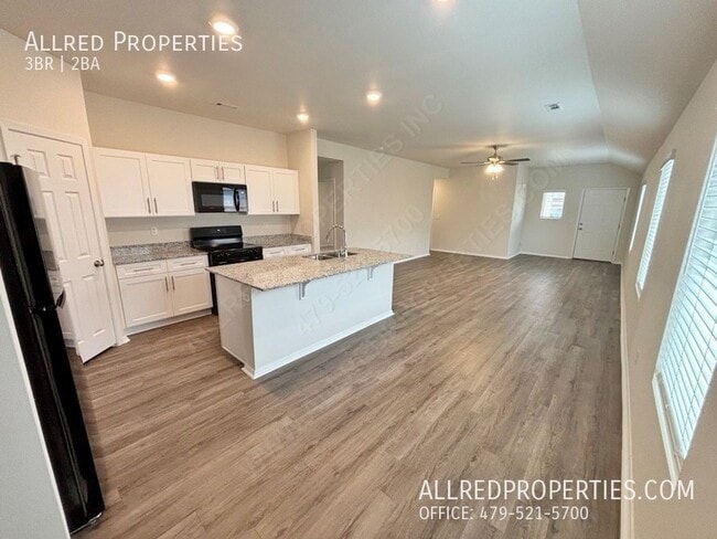 Building Photo - Move in special $300.00 off 1st month's re...