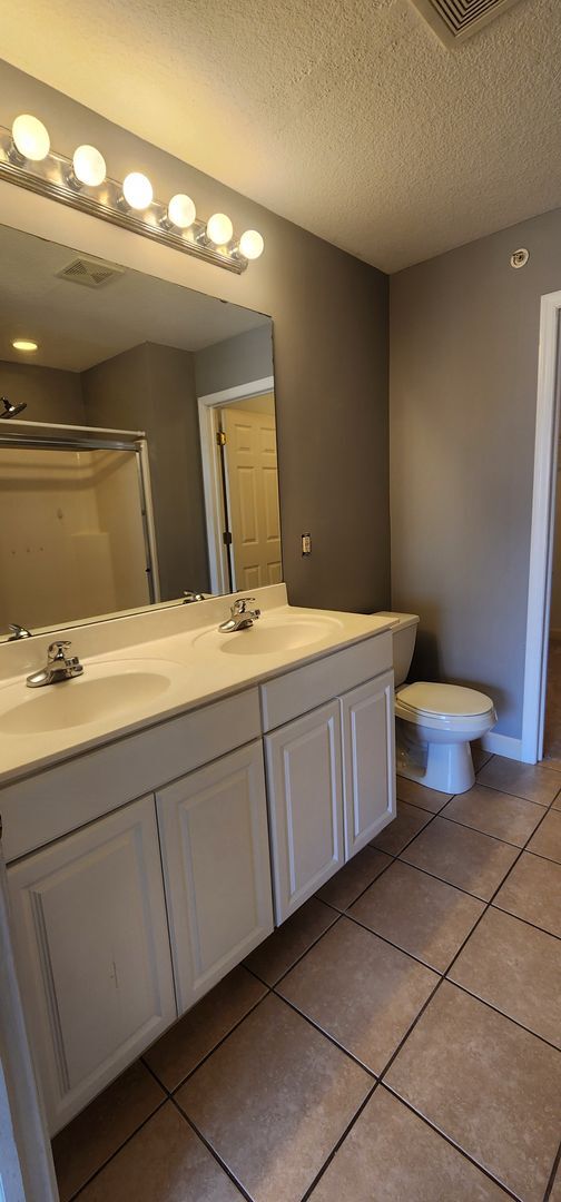 Building Photo - 2 Bed 2.5 Bath Townhome