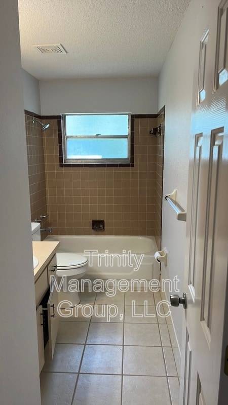 Building Photo - 2240 NE 39th St