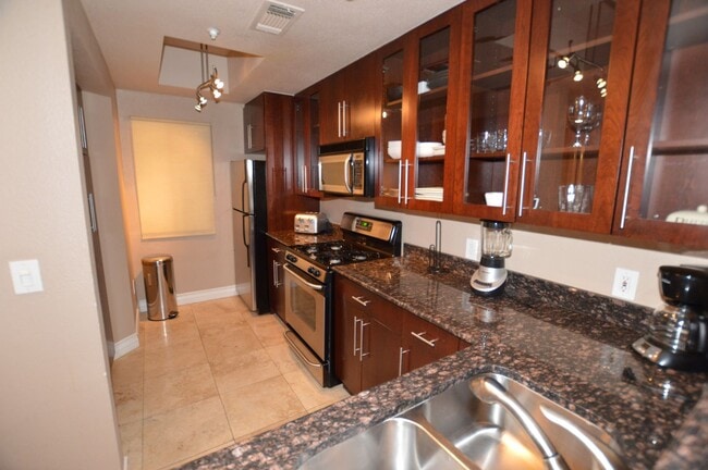 Building Photo - Meridian Furnished 2 Bed | 2 Bath Condo wi...