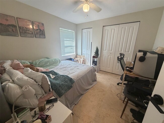 Building Photo - 5116 SW 57th Ave