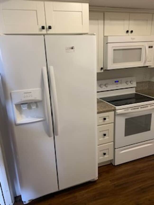 Building Photo - 2 Bedroom 1 Story Town Home