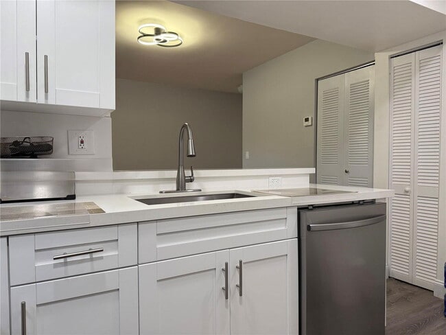 Building Photo - 9725 Fontainebleau Blvd