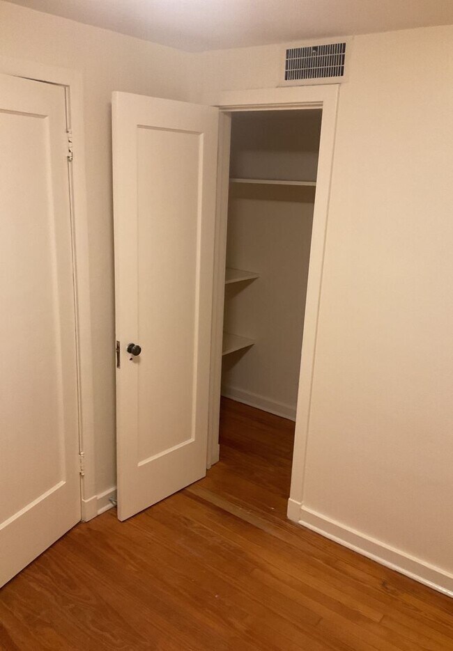 Building Photo - Great Home within Walking Distance to Campus.