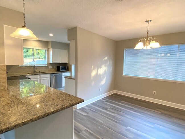 Building Photo - 2531 Bisontine St