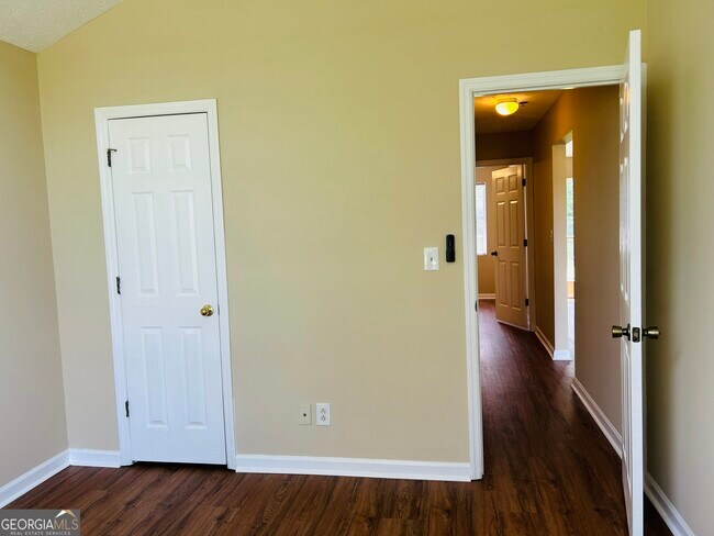 Building Photo - 210 Shamrock Way