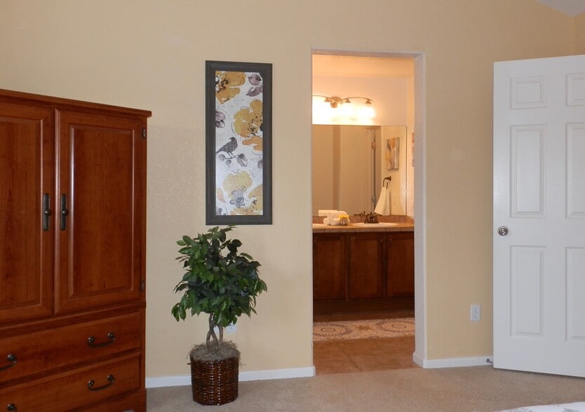 Master Bedroom/En Suite Bathroom - 5412 Seal Alley