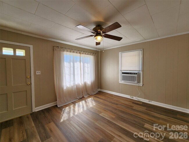 Building Photo - 1421 Midlake Ave