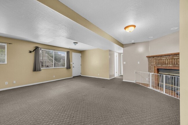 Building Photo - 5 Bedroom 3.5 Bathroom Home in Layton!!