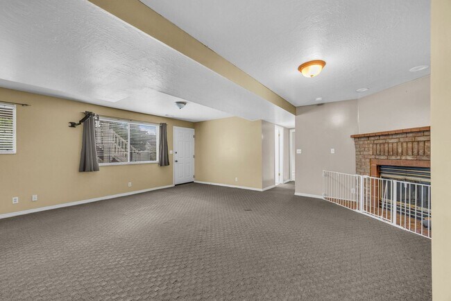 Building Photo - 567 N Allanwood Pl