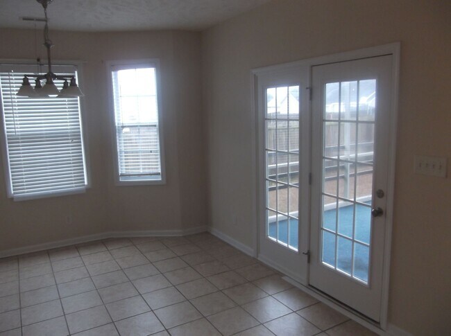 Building Photo - Spacious 3 bedroom with bonus!