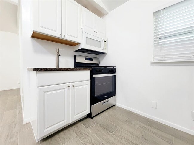 Building Photo - 1014 1/2 E 38th St