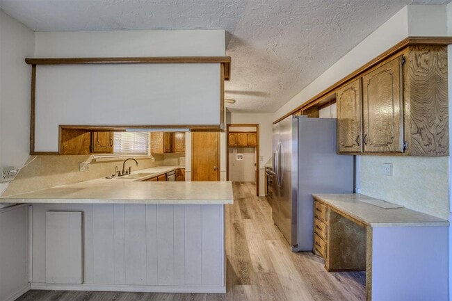 Building Photo - 308 SE Camelot Dr